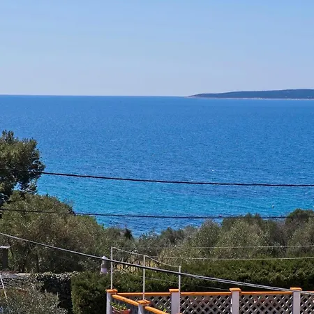 Adrienne 100m Vom In Miholascica Auf Der Insel Cres Martinscica (Cres)