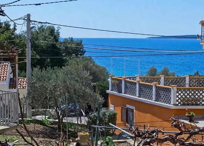 Adrienne 100m Vom In Miholascica Auf Der Insel Cres * Martinšćica