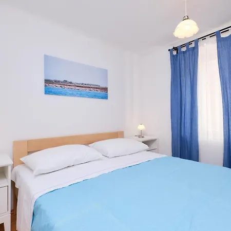 Adrienne 100m Vom In Miholascica Auf Der Insel Cres * Martinšćica