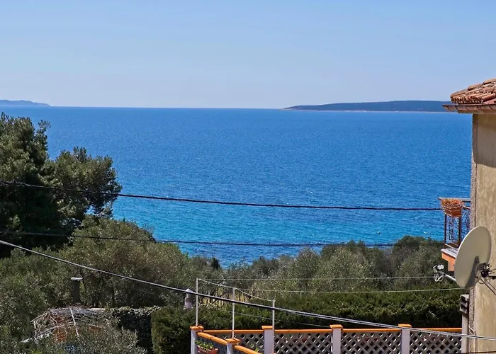 Adrienne 100m Vom In Miholascica Auf Der Insel Cres Martinšćica